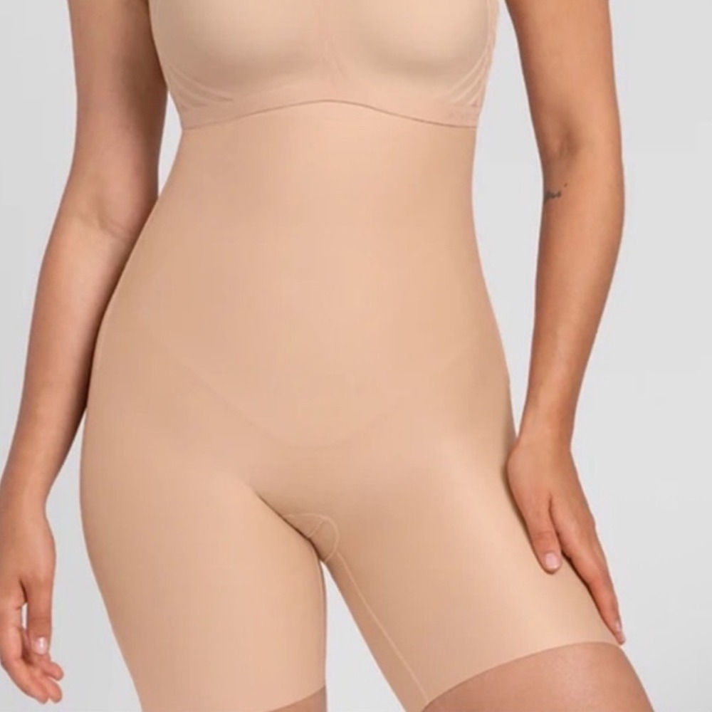 HoneyLove No-Show High-Waist Short‎ in
Sand Size Extra Large